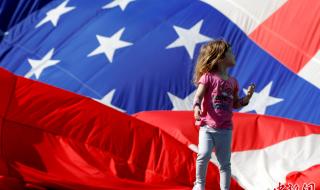 什么国家的国旗是,红白两色,横纹,上面还有一个图案 各国国旗图片全图